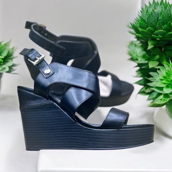 Sleek Black Wedge Sandals with Adjustable Straps - Picture 1 of 3